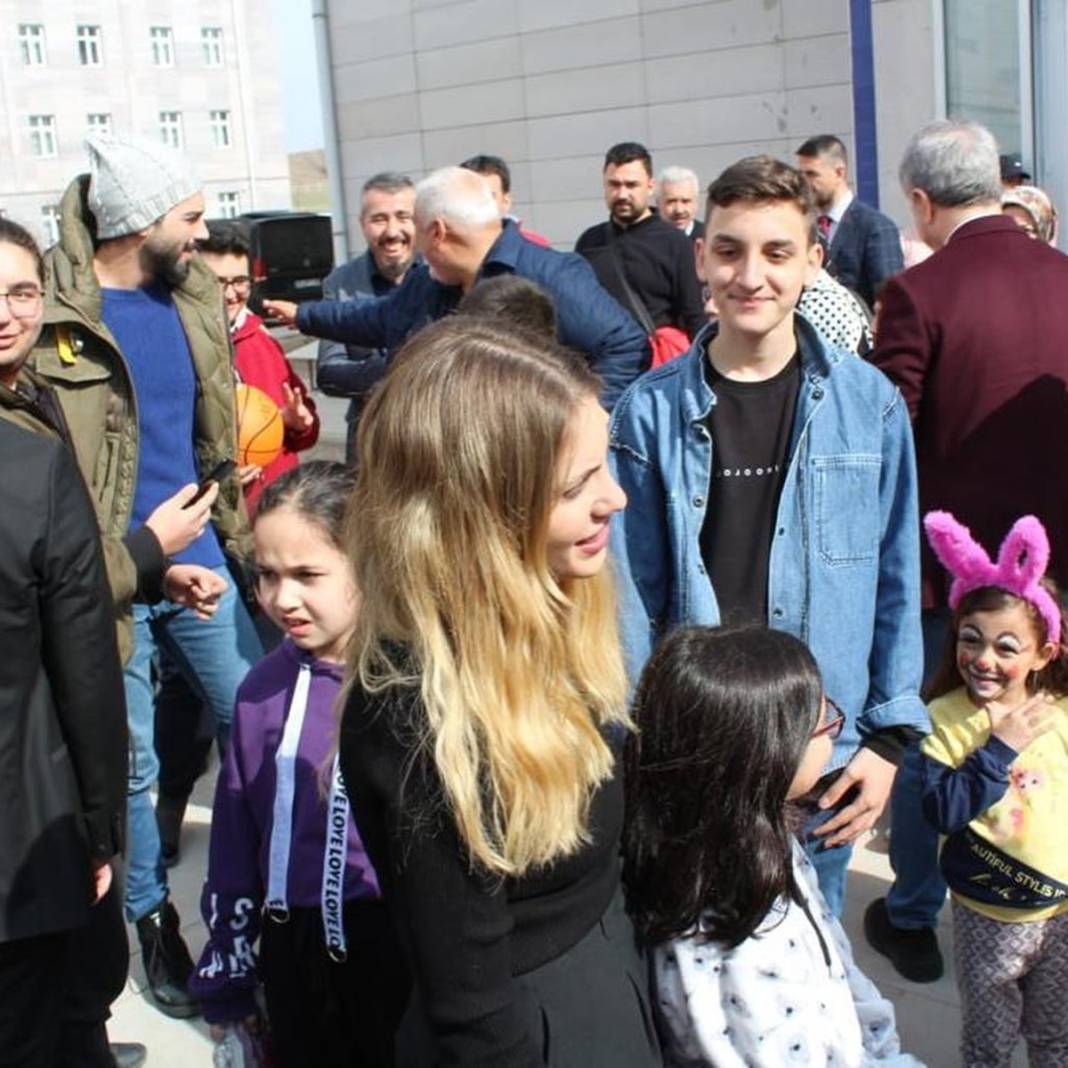 Ben taş değilim! Anıtkabir ziyaretinde gözyaşlarını tutamayan Eda Ece, gelen yorumlara tepki gösterdi 5